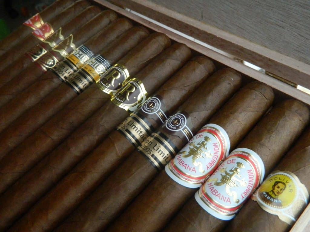 Mixed box of 25 Cuban Cigars Double Coronas